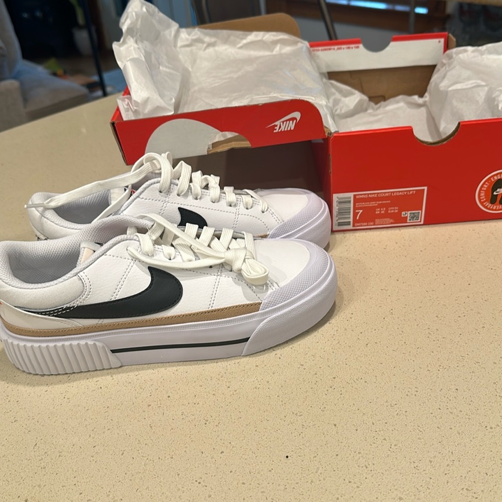 Women’s Nike court legacy lift